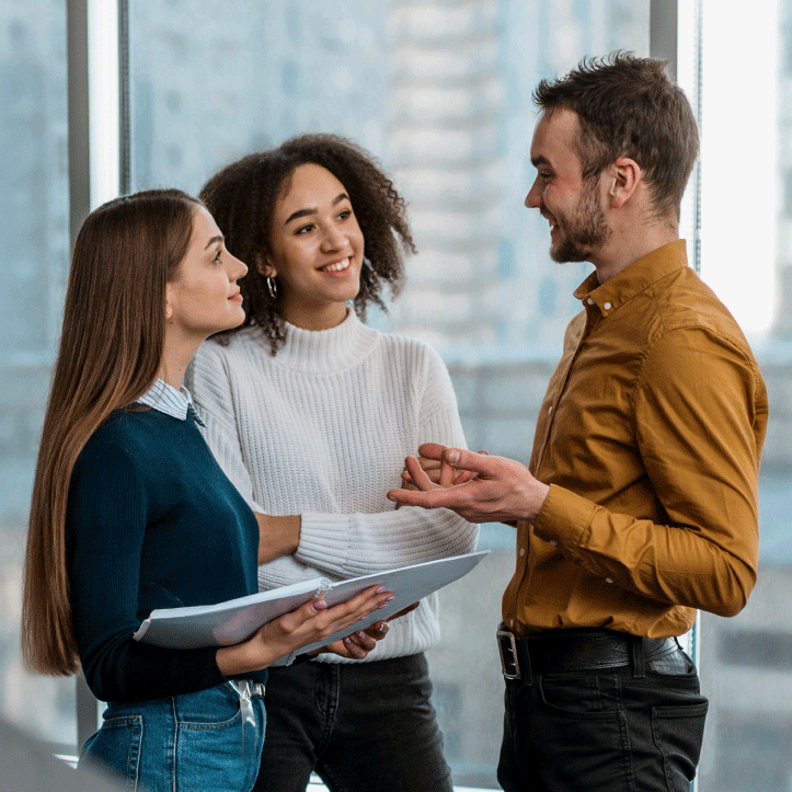 Equipo de recursos humanos conversando y revisando documentos